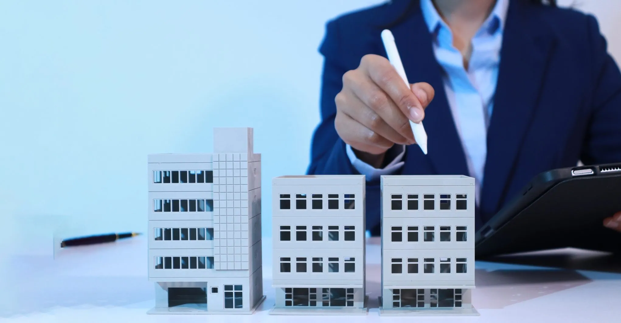 RealNex resources hub showing blog, video, press releases, training, and Pearl AI assistant for CRE professionals